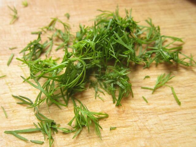 Die Spitzen von frischem Dill etwas klein schneiden