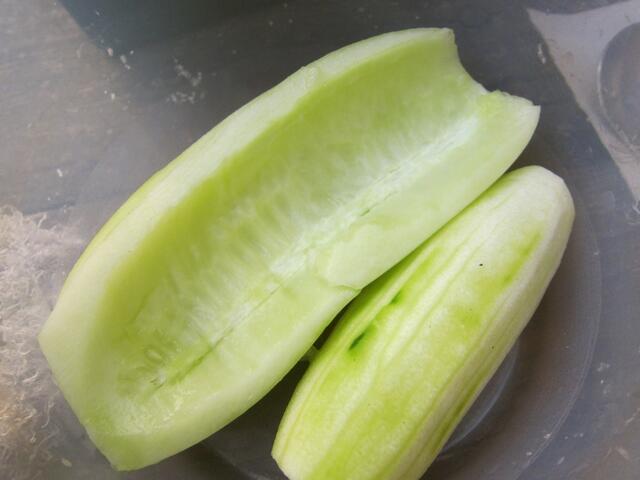 Große Gurken entkernen, kleine nicht