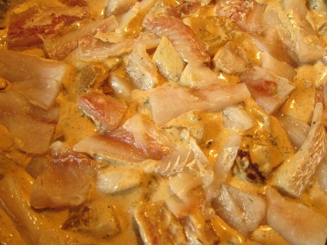 Fischfilet hinzugeben und ziehen lassen. Fertig.