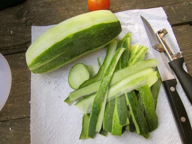 Gurken schälen