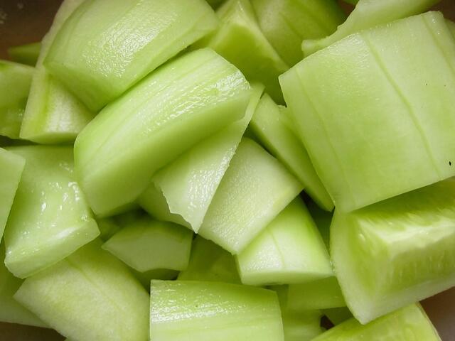 Die Gurken in Stücke schneiden