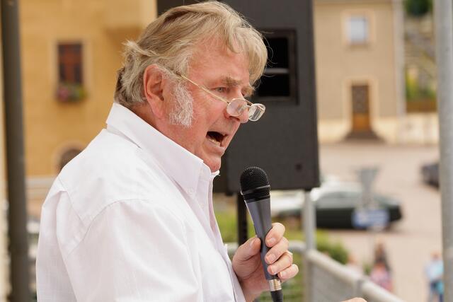 Hans Struwe erklärt den Zuschauern die Bilder des Umzugs