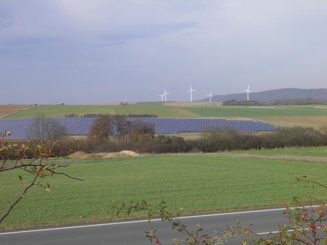 ...und wer wird hier die oberhand gewinnen? die Windmühlenbauer von Ehringen her? oder doch die Solarmodule aus China, weil sie billiger sind?
