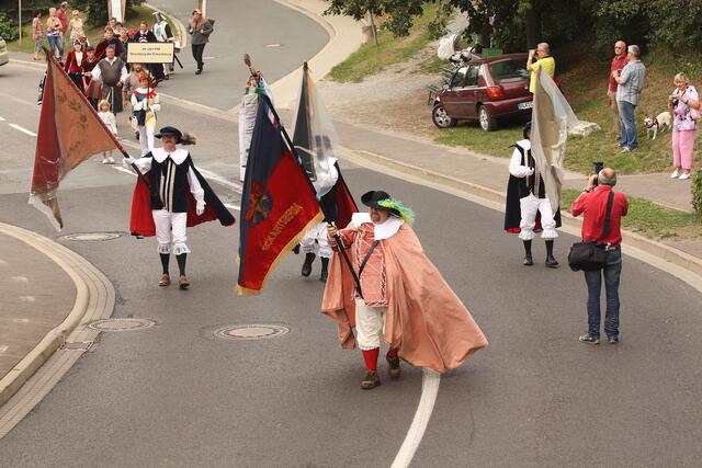 Pünktlich um 13 Uhr begann der Festumzug