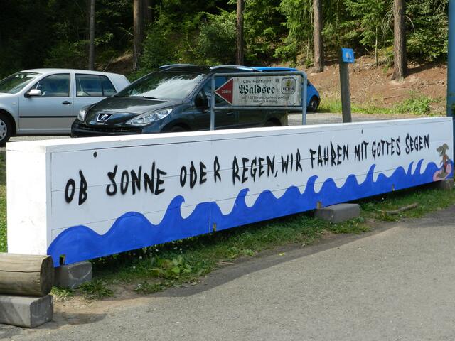 ..ein neues Schild an der Wasserskianlage..