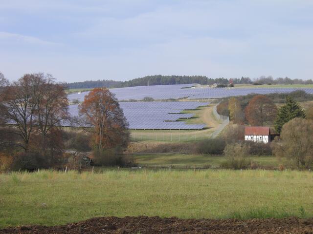 ...eine riesige Fläche Ackerlandes wurde zugepflastert