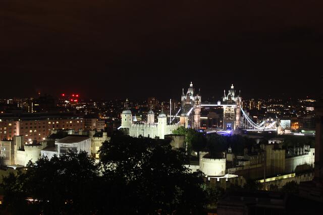 Schön beleuchtet die Towern Bridge.