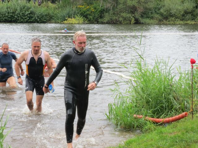 Heinz Döbel vom SV Hertha Otze hat die 600 Meter schwimmen geschafft.