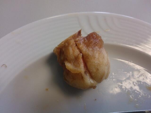 Könnte das ein kleiner Apfel, der in dem großen Apfel heranwachsen wollte, sein?