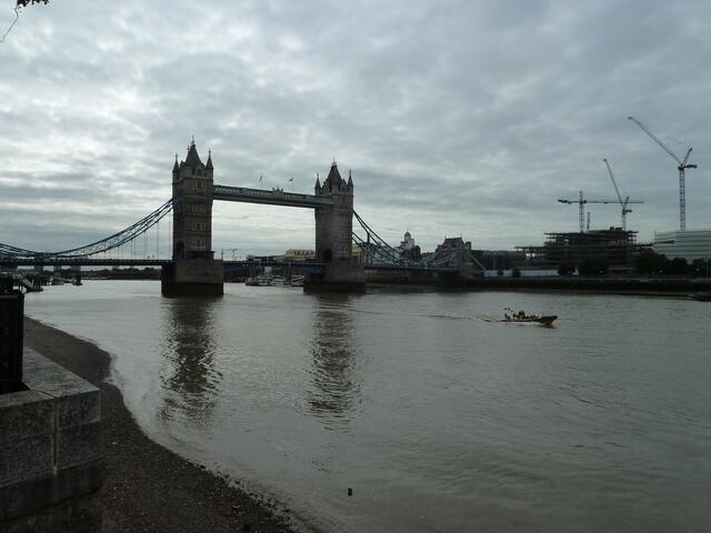 Von weitem sehen wir die Towern Bridge.