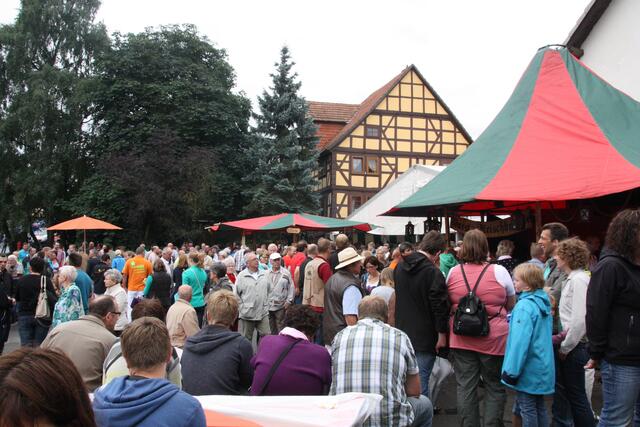 Der Dorfplatz füllt sich