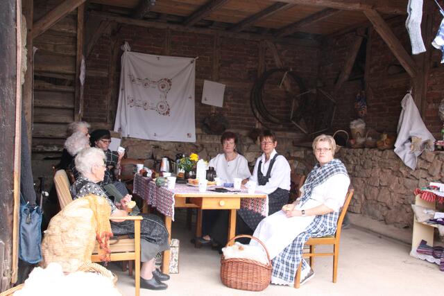 Die Frauen der Schwalefelder Spinnstube... hier sitzen sie noch beim Frühstück...