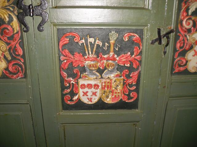 . . . ein Familienwappen am Kirchengestühl . . .