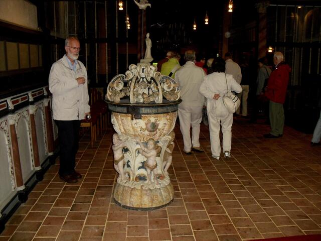 . . . das hölzerne Taufbecken von 1721 in der St. Sylvester-Kirche . . .