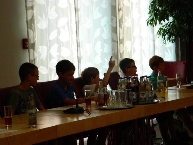 "Kinderstadträte" hören interessiert den Tagesordnungspunkten zu, bereichern die Diskussion mit Fragen und eigenen Ideen, erläutern aber auch ihre Bedenken