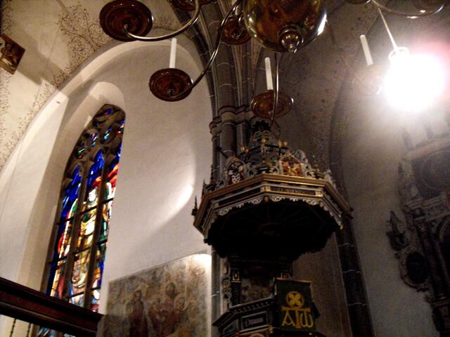 . . . die Kanzel mit dem Kanzelkorb von 1603 und dem barocken Schalldeckel von 1660 . . .