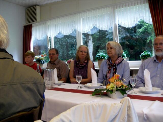 . . . im Schützenhof beim Mittagessen, Wolfgang Thon-Breuker, 2.v.re. , Frau Breuker, mi., Elisabeth Goldmann vom Verein "Benefizz", 2.v.re.  . . .