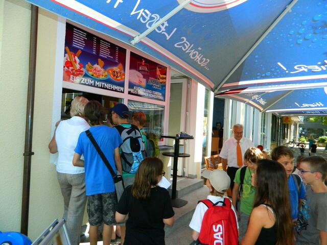 ... Schlange stehen für ein leckeres Eis