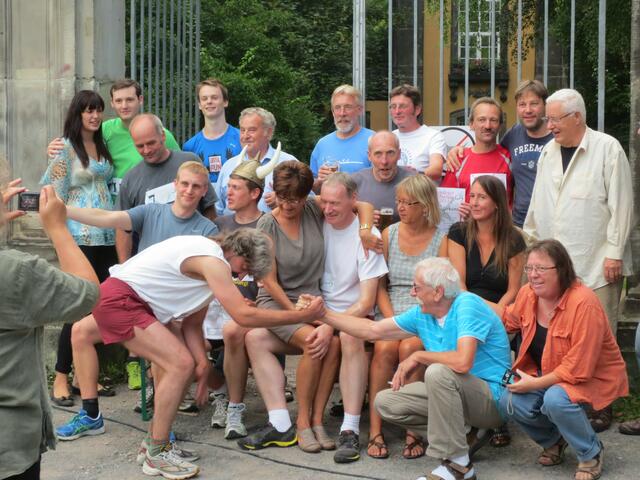 Eine fröhliche Truppe, die Bierläufer und das Helferteam.