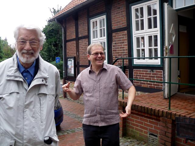 . . . herzlicher Empfang für die Burgdorfer Gäste, Wolfgang Thon-Breuker, re.  . . .