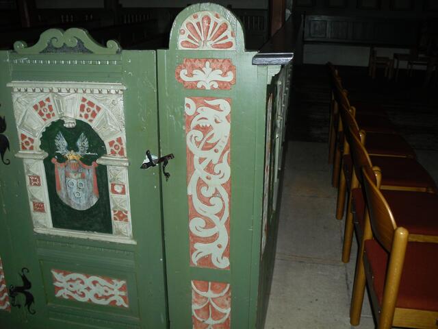 . . . ein weiteres Familienwappen am Kirchengestühl . . .