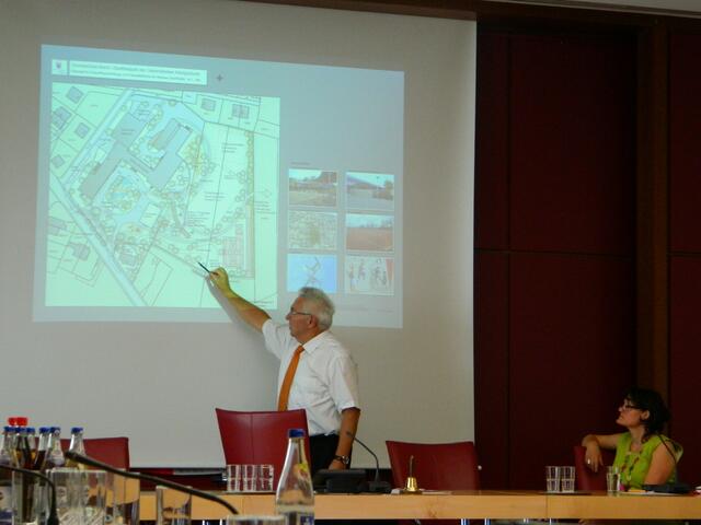 Bürgermeister Fröhlich erklärt den Kinderstadträten den Plan