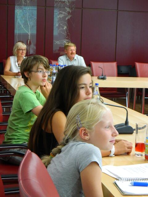 "Kinderstadträte" hören interessiert den Tagesordnungspunkten zu, bereichern die Diskussion mit Fragen und eigenen Ideen, erläutern aber auch ihre Bedenken
