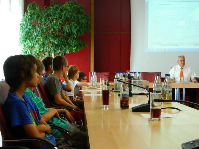 "Kinderstadträte" hören interessiert den Tagesordnungspunkten zu, bereichern die Diskussion mit Fragen und eigenen Ideen, erläutern aber auch ihre Bedenken