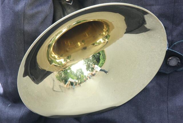 Der Dorfplatz spiegelt sich im Horn