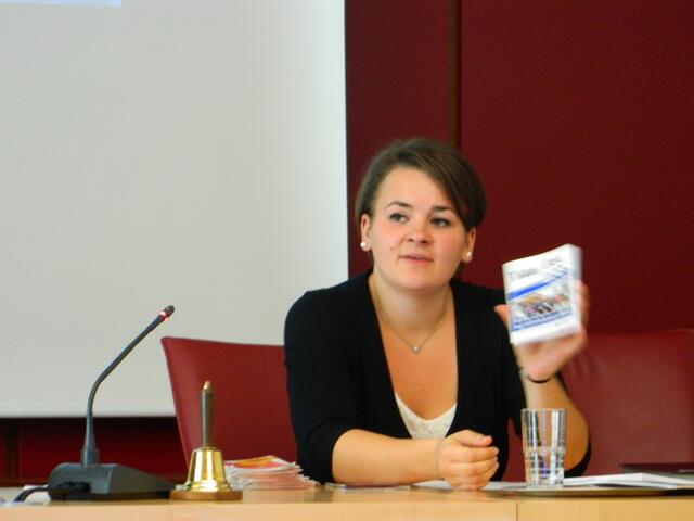 Frau Nowak vom Kulturbüro berichtet über das Ferienprogramm 2013