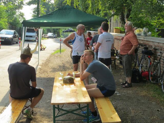 Noch ein wenig warten, bevor der erste Startschuss fiel. Es gab Schwierigkeiten an einem Tresen. Das Bier lief nicht!