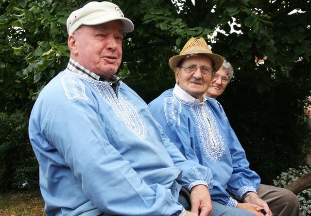 Zwei nette Herren in traditionellem Waldecker Bauernkittel