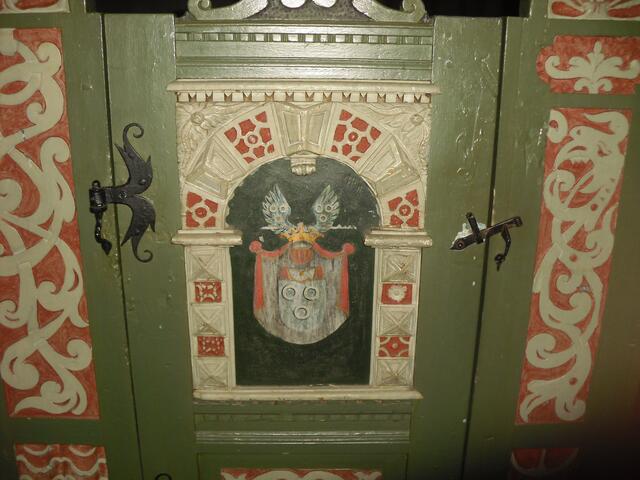 . . . das reich verzierte Kirchengestühl von 1600, re. der Artländer Drachen . . .