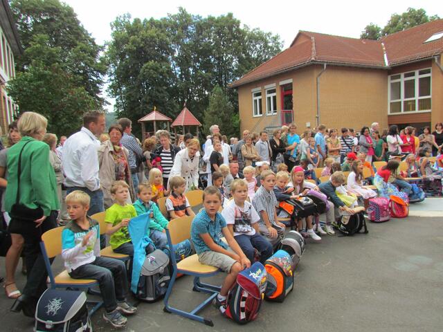 In der Schule angekommen sind sie in der Erwartung, was nun auf sie zu kommt