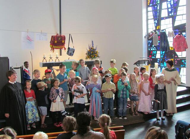 Die Schulies mit den beiden Pfarrerinnen in der Ev. Kirche in Cölbe