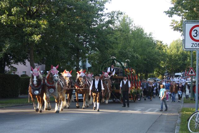 Umzug zum Festzelt.