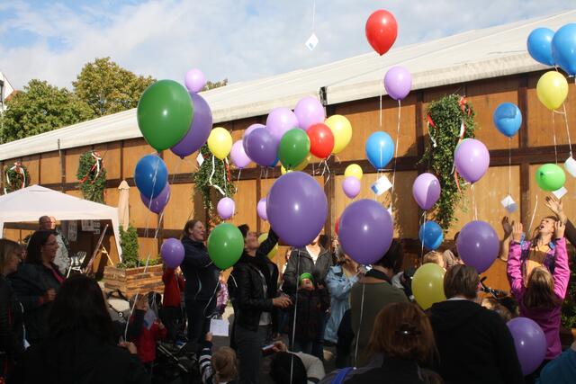Luftballonweitflugwettbewerb beim Kindernachmittag.