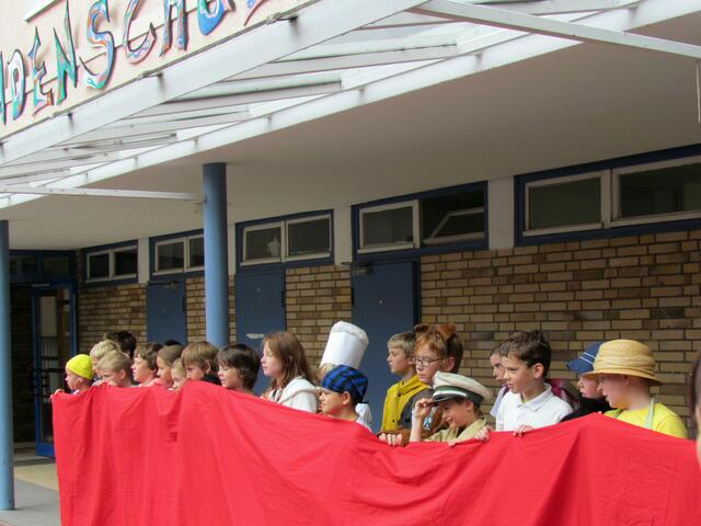 Die größeren Schulkinder der Lindenschule in Cölbe, bei ihrer Vorführung für die Neuen