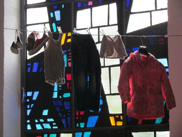 Der Unterschied zwischen einem Kleinkind und den Schulanfägern, wurde anhand der Kleidung gezeigt