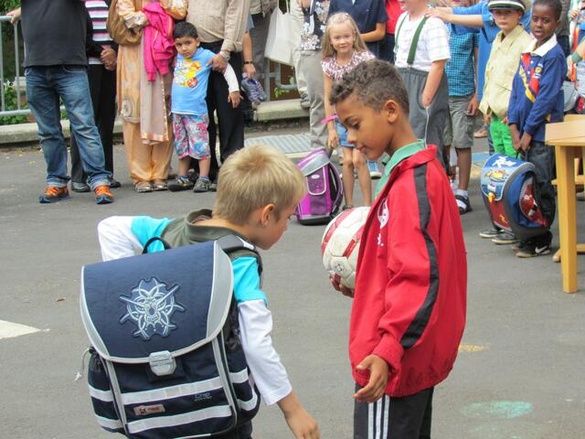 Der Schulpate empfängt den Erstklässler