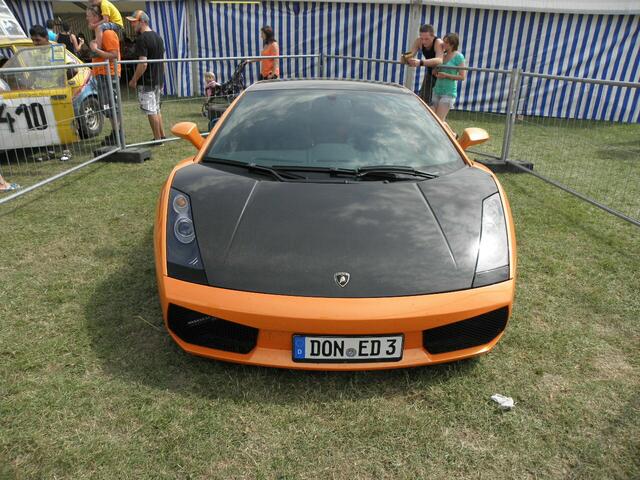 Ein Traum von einem Auto. Die Gewinnerin für die einstündige Fahrt mit diesem Geschoss hat sich sehr gefreut.