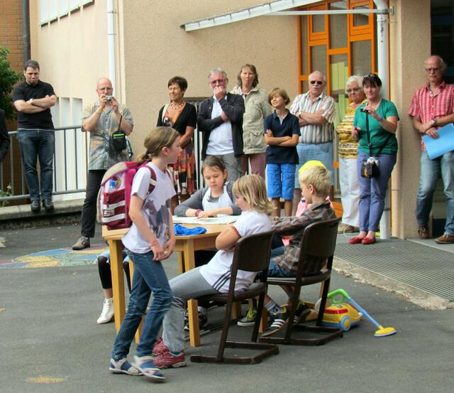 Die größeren Schulkinder bei ihrer Vorführung