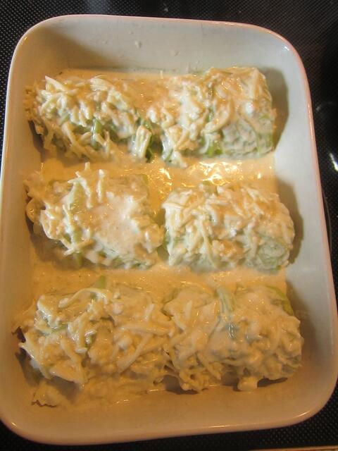 Sahne, etwas Ziegenkäse und den restlichen Emmentaler verrühren, auf den Wirsingröllchen verteilen ...