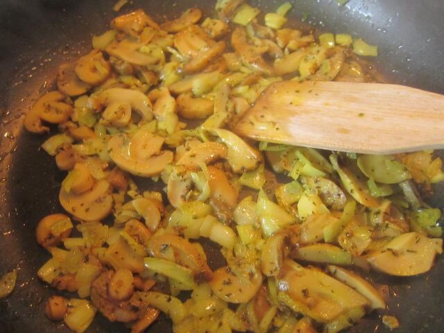 Butter in einer Pfanne zerlassen, Zwiebeln und Pilze mit Salz, Pfeffer und anderen Gewürzen kurz anbraten