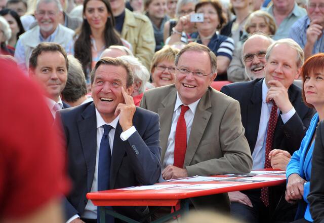 v.l. Gerhard Schröder, Stephan Weil und Stefan Schostok: Sie verfolgen die Beiträge von Peer Steinbrück.