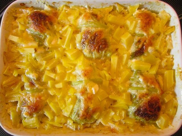 Fertig ist das Gericht, wenn der Käse knusprig-braun und die Kartoffelstückchen gar sind. Lecker!