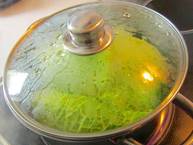 Die Blätter in kochendem Salzwasser blanchieren