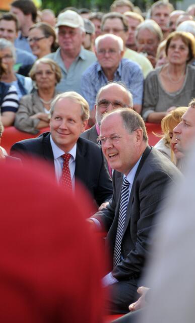 In der Menge: Stefan Schostok und Peer Steinbrück. Sie lauschen Stefan Weil.
