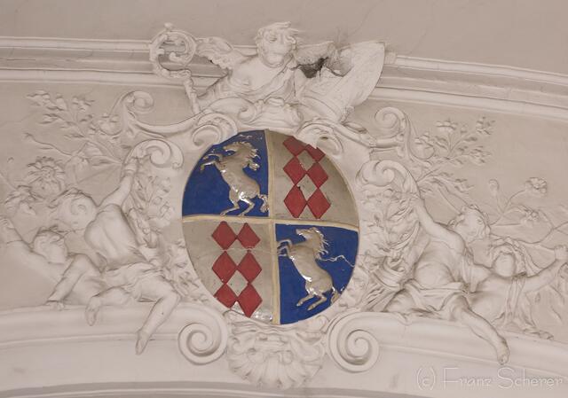 3. Laurentiusfest der Spezialitätenwirte aus dem Wittelsbacher Land. Im Chorbogen den Afrakirche das Wappen des Abts Willibald Popp von St. Ulrich und Afra in Augsburg