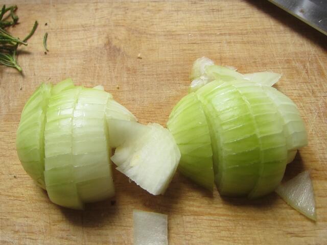 Zwiebel kleinschneiden